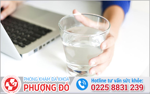 Thói quen lười uống nước chính là nguyên nhân khiến người trẻ dễ mắc bệnh trĩ